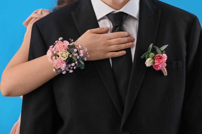 corsage vs boutonniere flowers