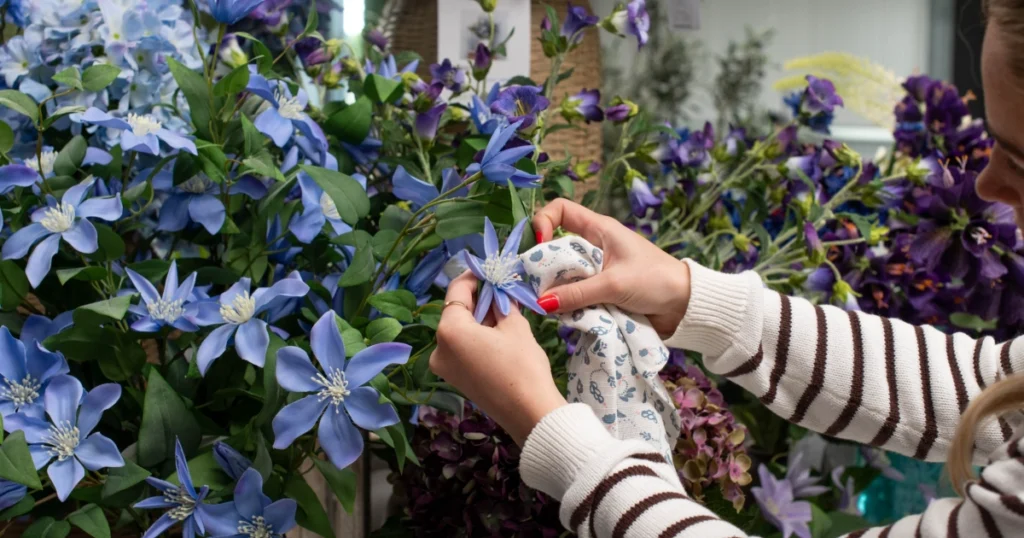 how to clean outdoor plastic flowers after rain and dust