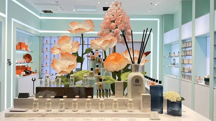 shop window artificial flowers visual merchandising