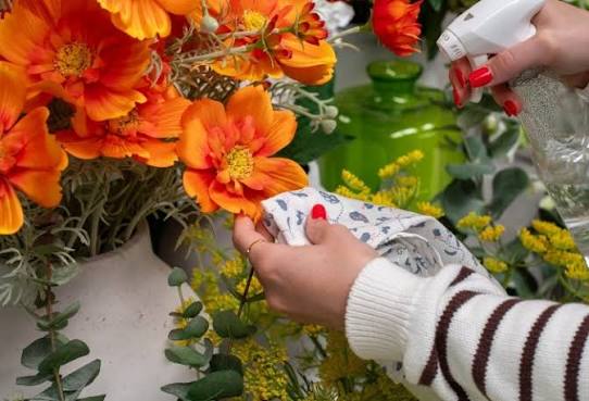 light washing method for silk flower dust removal