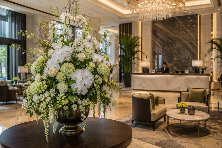 Artificial Flowers for Hotels: Boost Guest Impressions in 2025